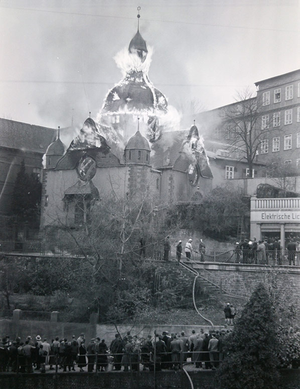 burning synagogue / brennennde synagoge / Topographie des Terrors, Berlin