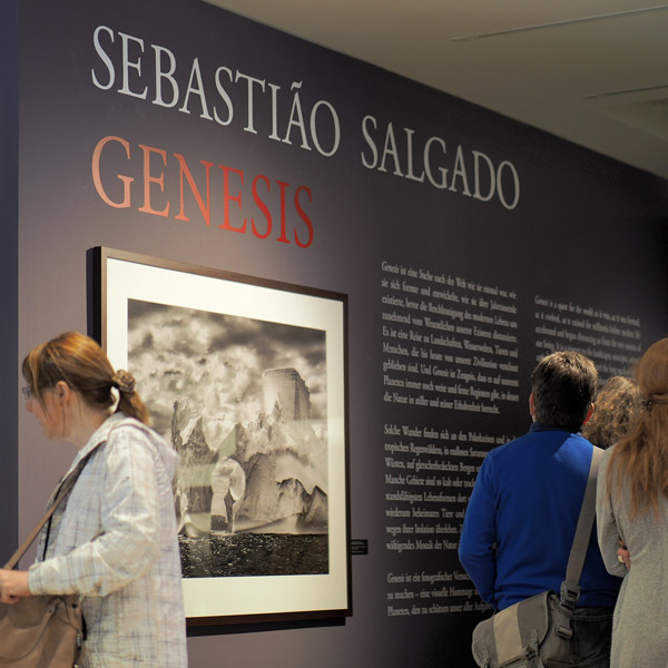 „Sebastiao.Salgado.Genesis“ von Membeth - Eigenes Werk. Lizenziert unter CC0 über Wikimedia Commons