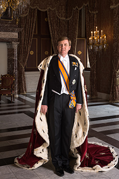 File: Zijne Majesteit Koning Willem-Alexander met koningsmantel april 2013.jpeg