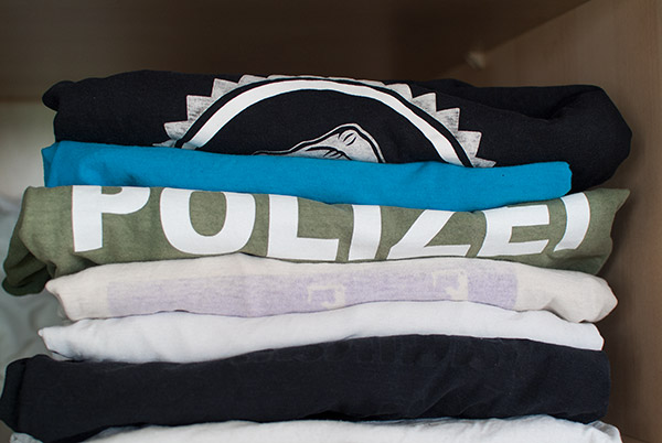 Polizai (Polizei) shirt — T-Shirt fonne Berliner Mauer — brrrd i gou shopping! (chopin!)