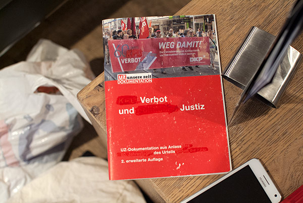 Verbot und Justoz — DKP — uz (unsere Zeit) – UZ-Dokumentation zum Anlass des 60. Jahrestages des Urteils gegen die KPD, 2. erweiterte Auflage