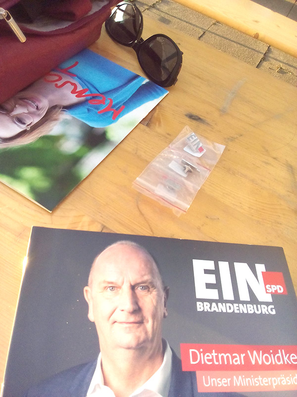 Woidke kommt mit Tina.